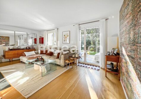 Villa contigüe en bout d’env. 180 m2 + salle de jeu