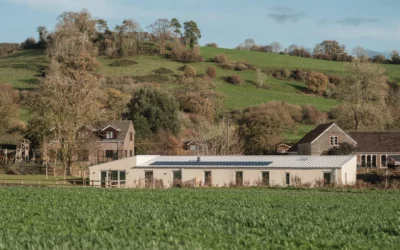 Transformer un hangar à tracteurs en maison : le pari réussi d&rsquo;un studio anglais