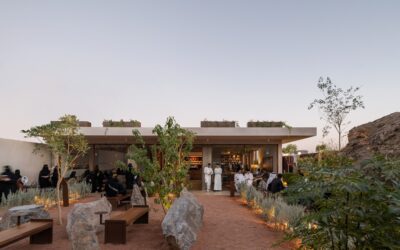 Un café creusé dans la roche : l&rsquo;architecture saoudienne repousse les limites